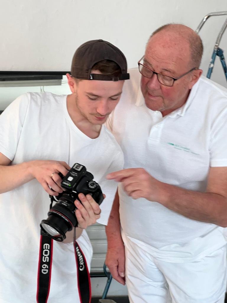 Luca Kutzim prüft gemeinsam mit einem Kunden Aufnahmen auf einer Kamera
