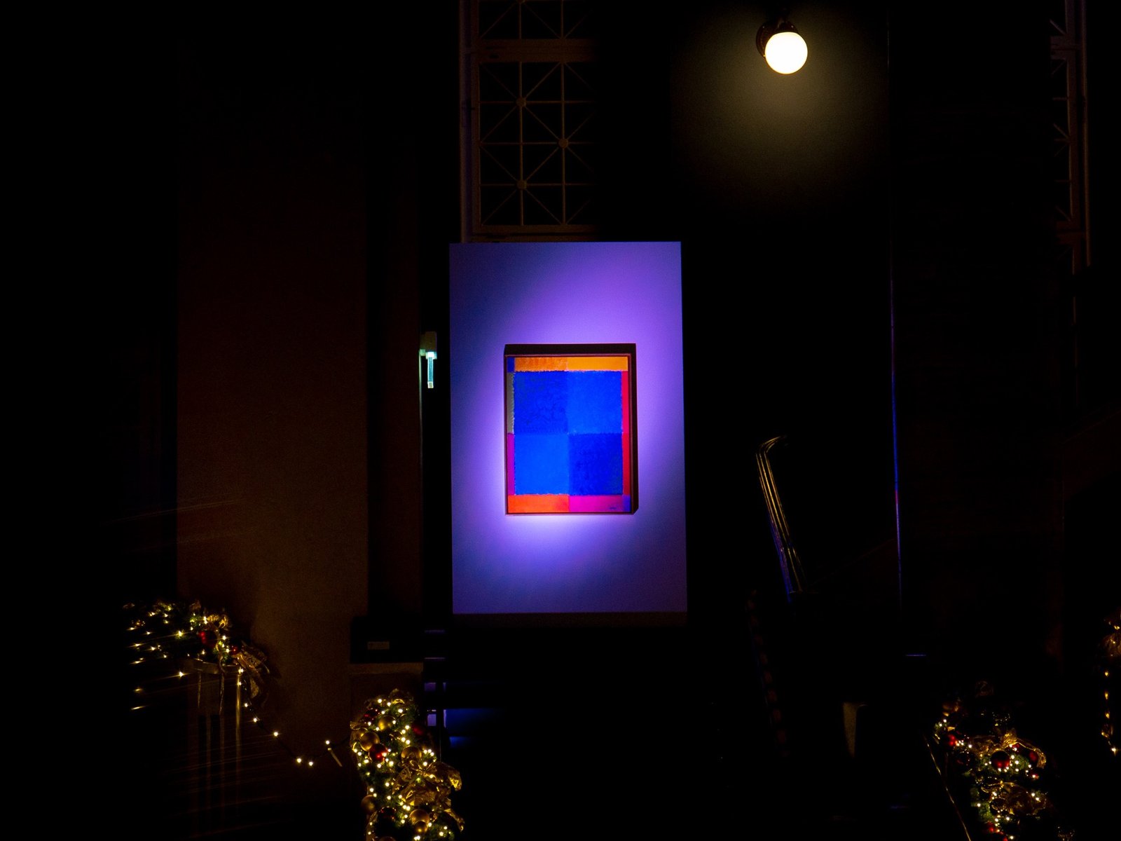 Inszeniertes Kunstwerk in einem dunklen Ausstellungsraum